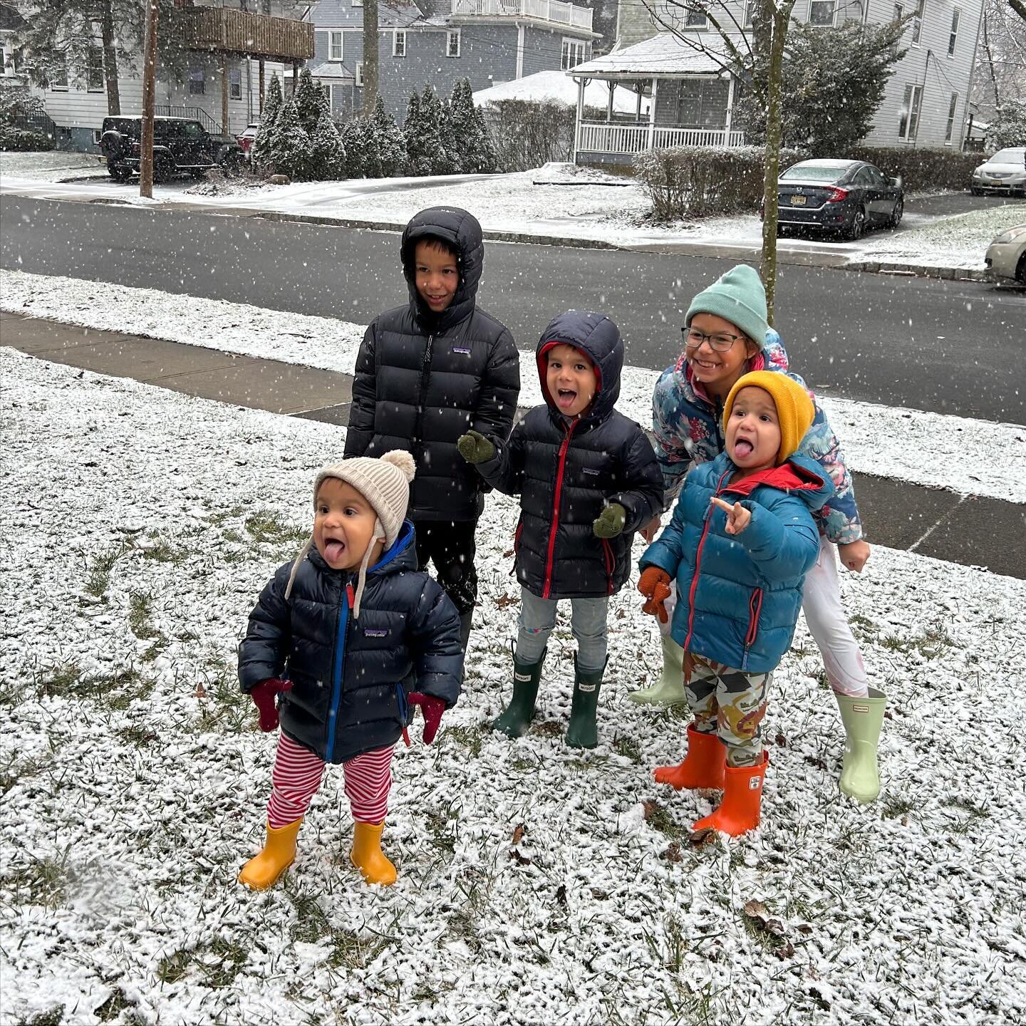 Even though 4 out of the 5 of these kids were born in NY, none of them remembered snow. So they've all been eagerly awaiting this day since we moved here. 🩵❄️