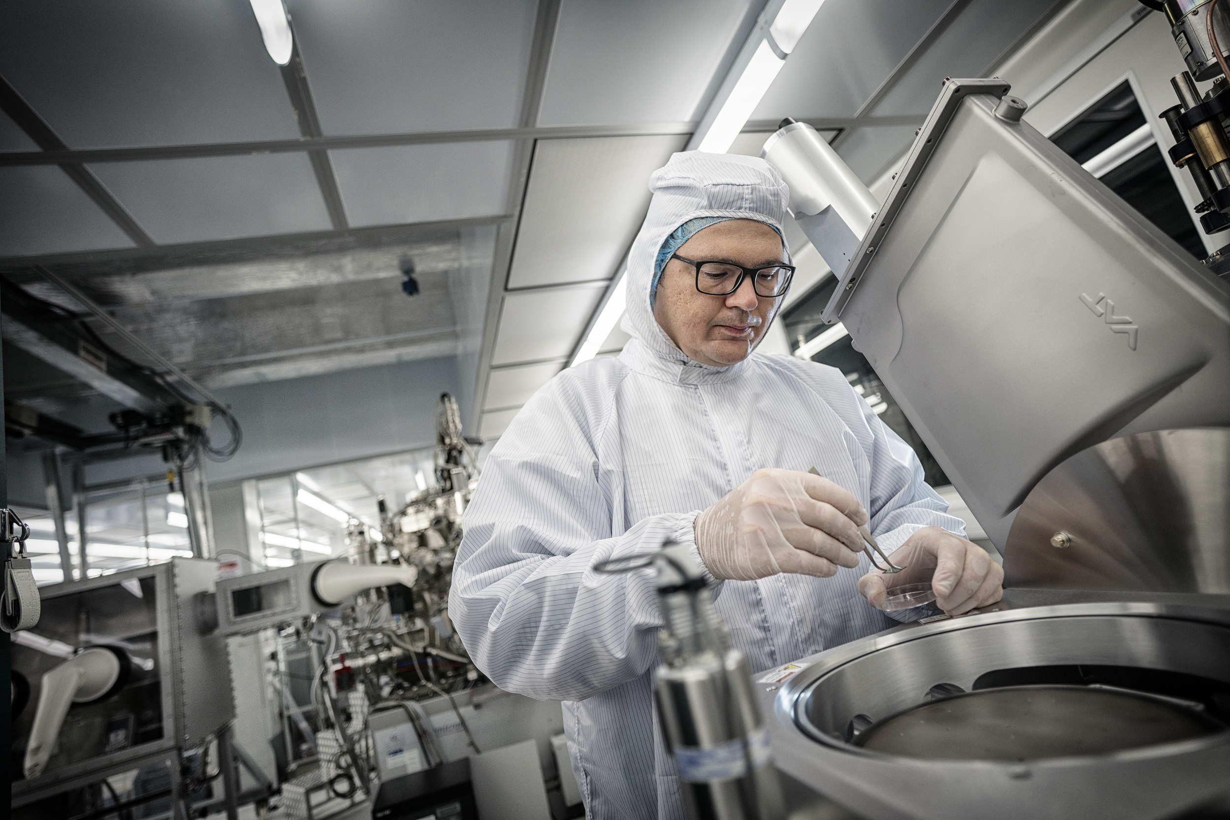 Graphene Resercher (A7RII, Batis 2.8/18mm, ISO400, f2.8 @ 1/250)
