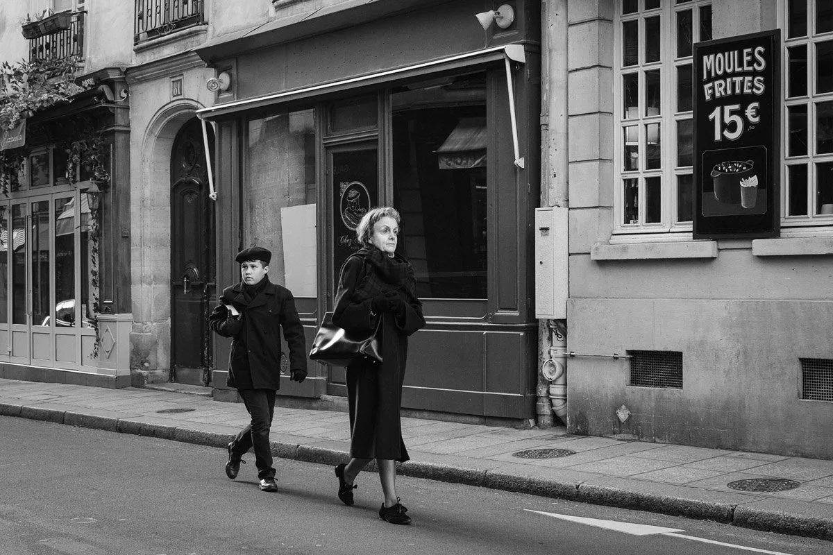 Kvinde og dreng i Paris fotograferet af Valérie Jardin
