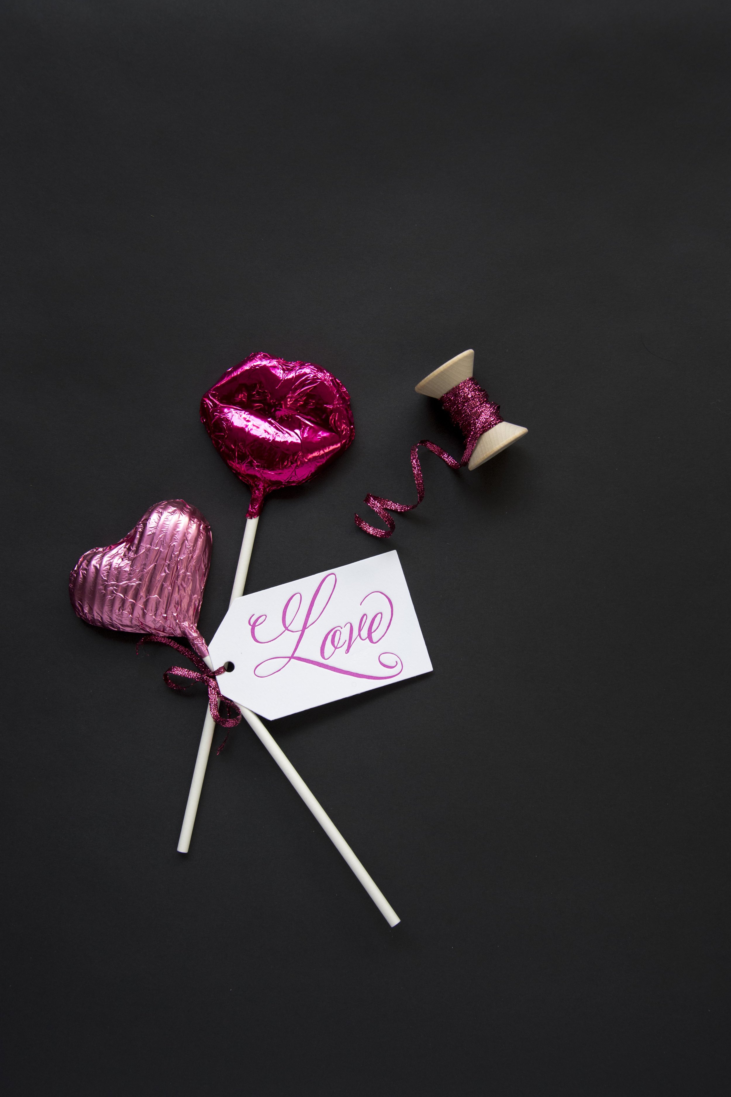 PGT_T152_Stylized_Valentine_Lollipops_HautePapier.jpg