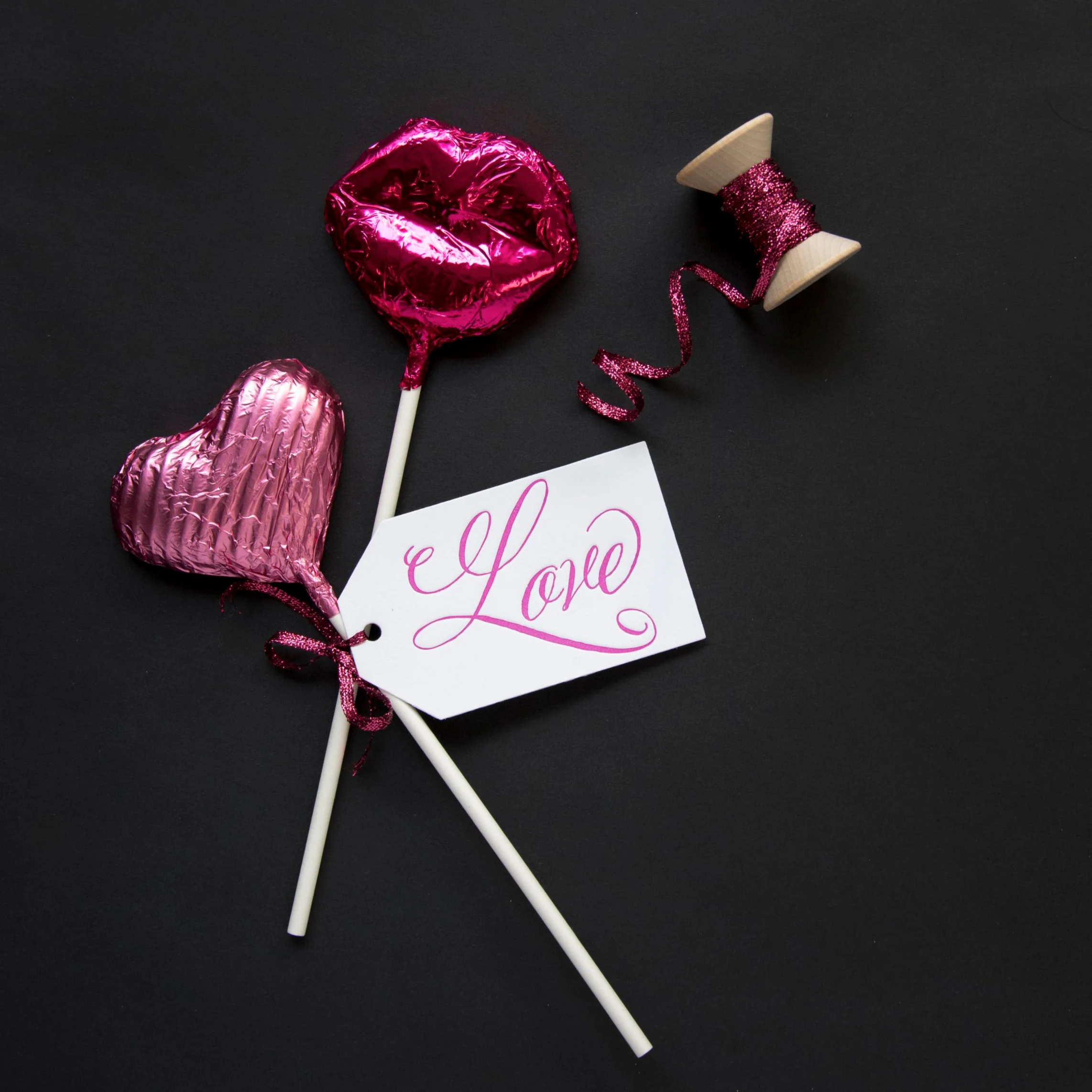 PGT_T152_Stylized_Valentine_Lollipops_HautePapier.jpg