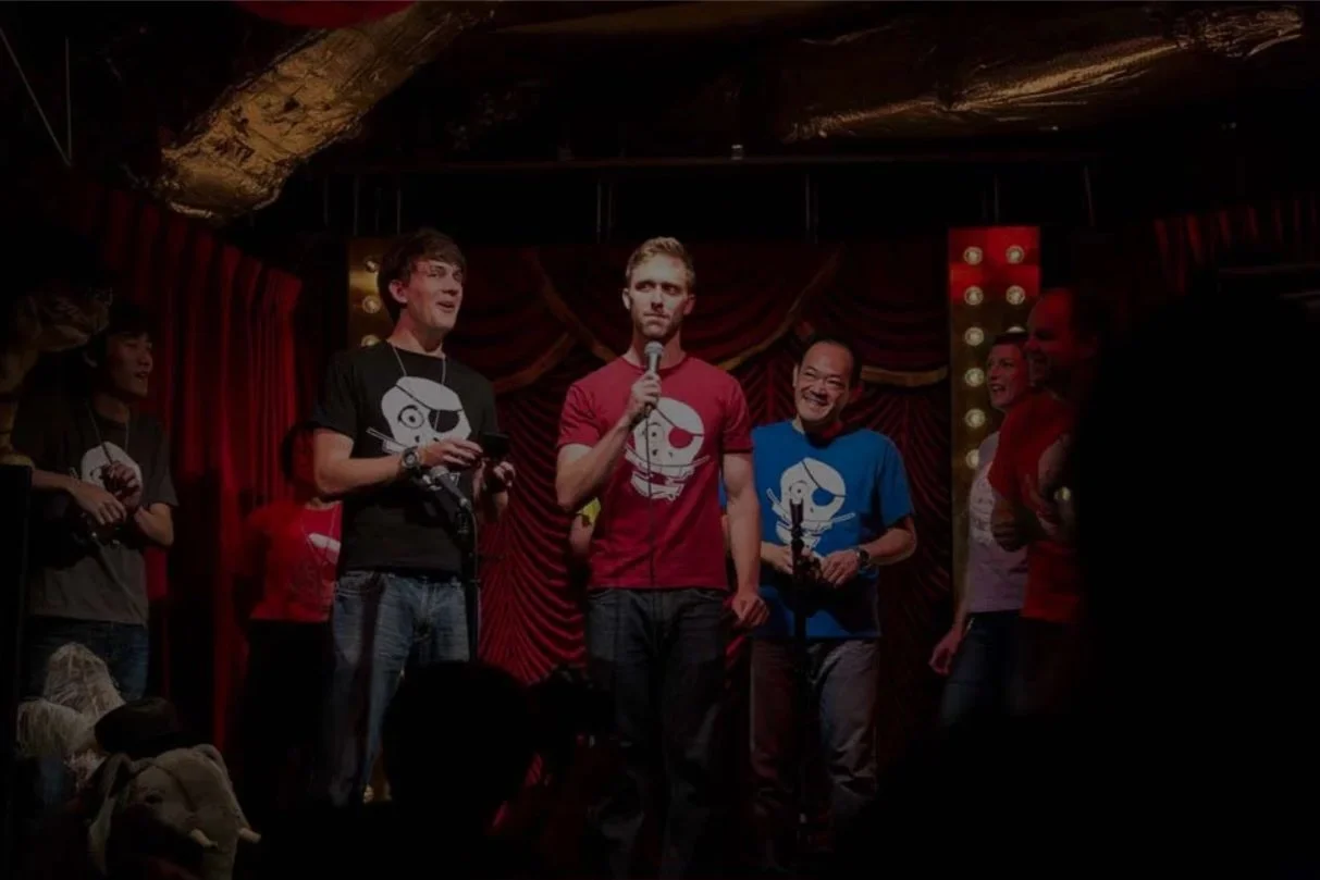 東京・渋谷での企業向けプライベートイベントにて、即興コントを披露するパイレーツ・オブ・東京湾のメンバー。 | Pirates of Tokyo Bay performing English and Japanese improv comedy at a private corporate event in Shibuya, Tokyo.