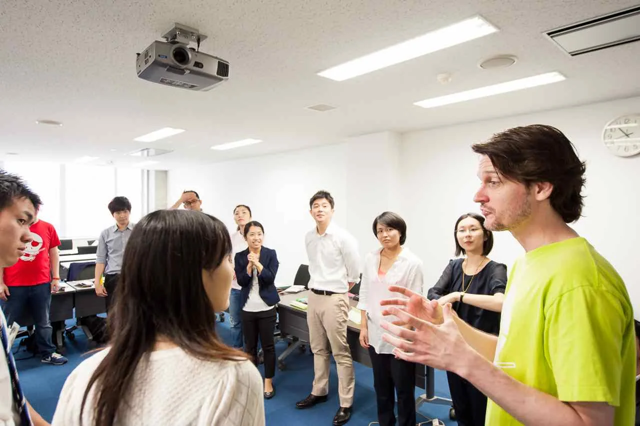 東京のパイレーツ・オブ・東京湾オーディションで即興エクササイズ前に緊張しながらも笑顔を見せる初参加者たち