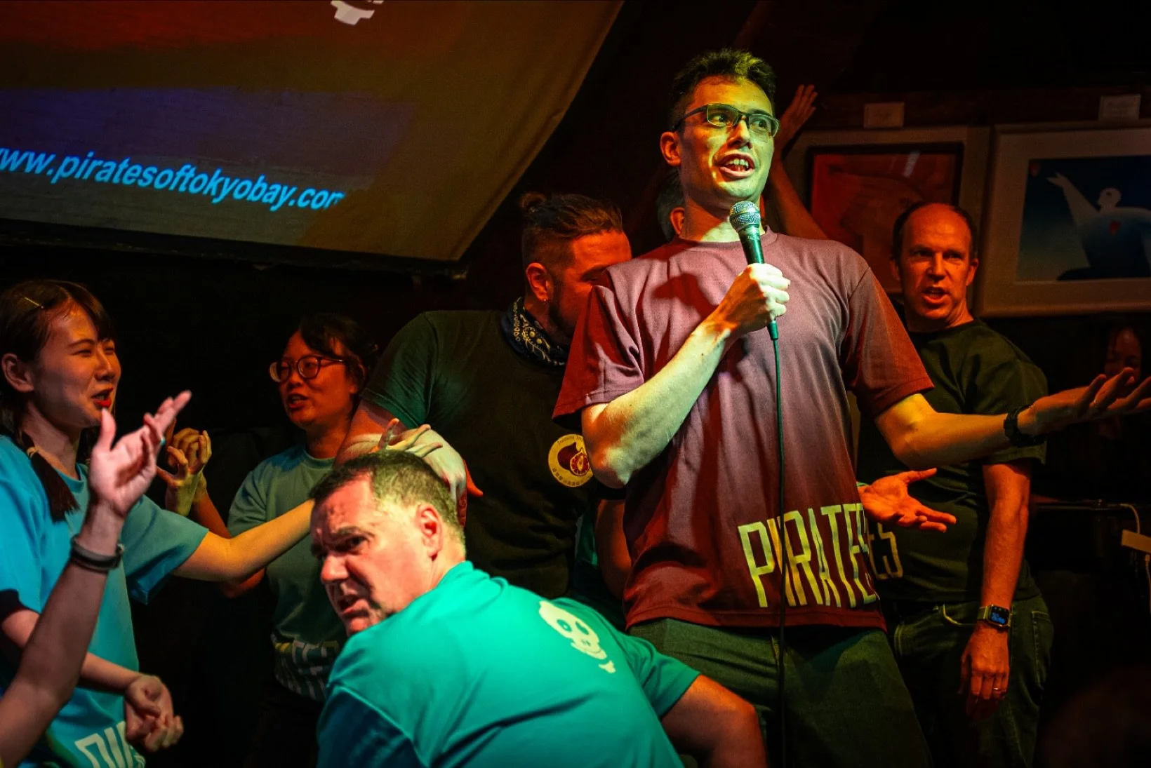 Still looking for a shot where Doug looks like he&rsquo;s happy to be there. 
Be patient. 

前回のバイリンガルショーを見にきてくれてありがとうございました！
Thx for coming out to our most recent show at What the Dickens!

Next Show: Sunday October 19th @ What the Dickens, Ebisu
次のシ
