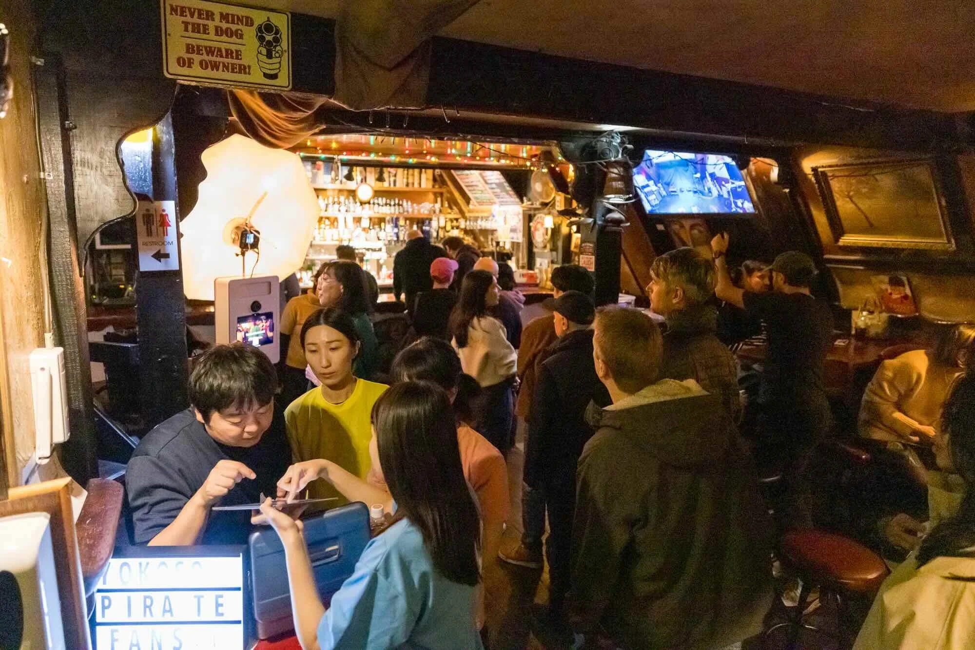 恵比寿の完璧な夜を演出するWhat the Dickensでのドリンクと即興コメディライブ