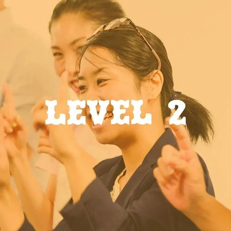 Intermediate improv student smiling during Level 2 workshop 即興コメディ 中級ワークショップ 東京 Pirates of Tokyo Bay