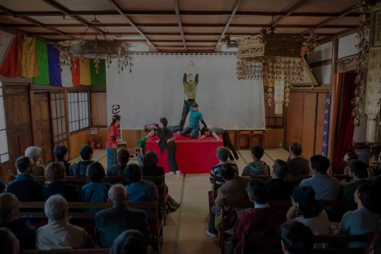 日本のお寺で開催された即興コメディライブ。満員の観客の前でパフォーマンスを行うパイレーツ・オブ・東京湾。 | Pirates of Tokyo Bay performing live improv comedy to a full crowd inside a traditional Japanese temple in Tokyo.