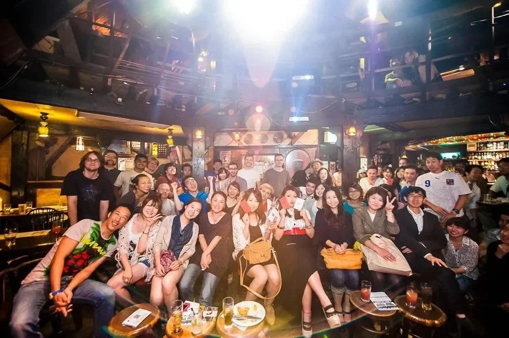 恵比寿のブリティッシュパブWhat the Dickensの店内。パイレーツ・オブ・東京湾が毎月即興コメディを上演する会場