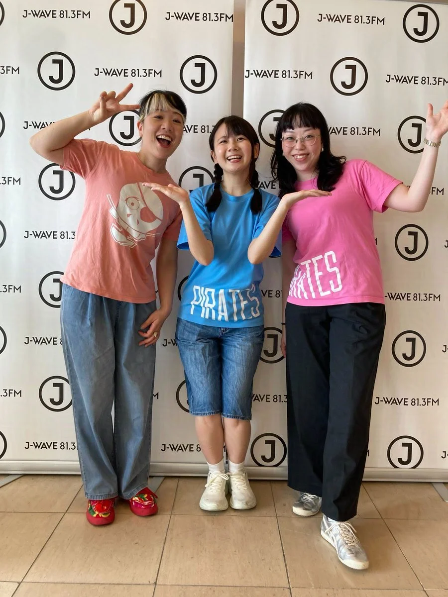 J-WAVE 81.3FMのスタジオで撮影したパイレーツ・オブ・東京湾のキャスト、ン・シェリル、住吉リサ、藤原弥生。日本語と英語で楽しめる即興コメディ | Lisa Sumiyoshi, Cheryl Ng and Yayoi Fujiwara of Pirates of Tokyo Bay at the J-WAVE 81.3FM studio, English and Japanese improv comedy | パイレーツ・オブ・東京湾