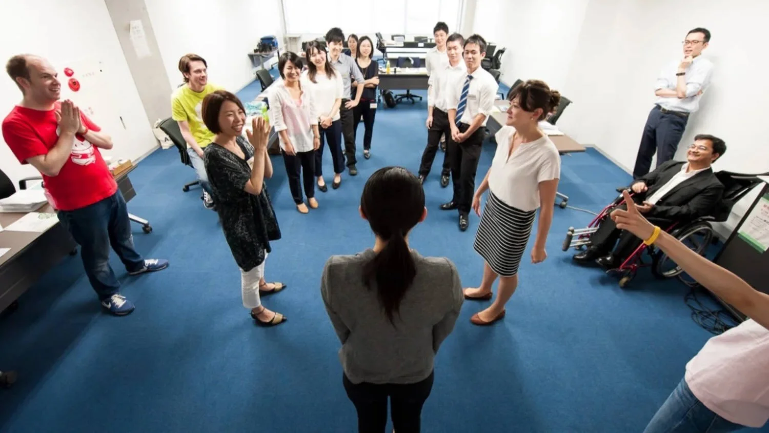 Corporate improv workshop group exercise in Tokyo, applied improvisation team building, 企業研修 チームビルディング 応用インプロ, Pirates of Tokyo Bay