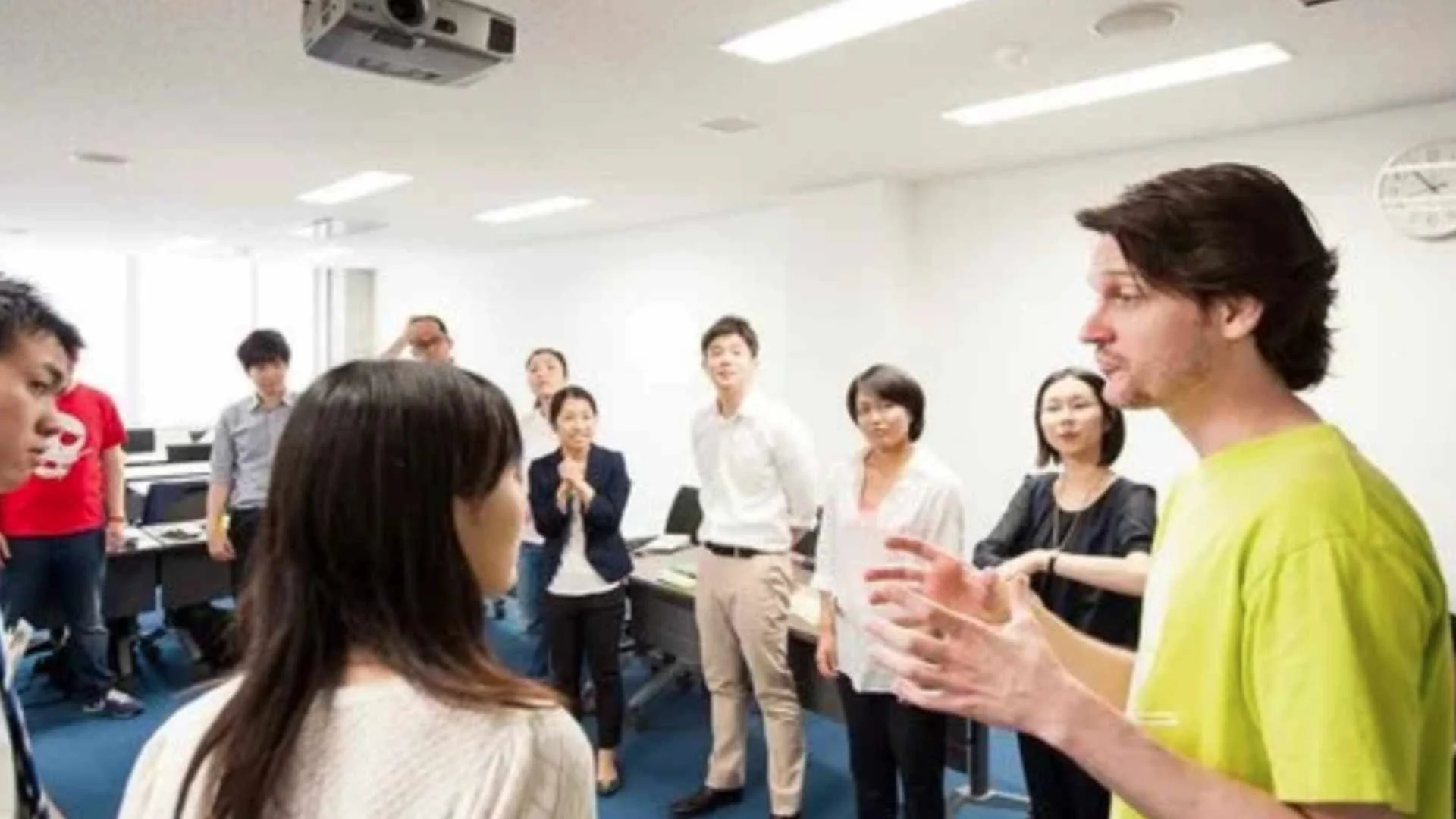Students learning improv comedy in Tokyo workshop Pirates of Tokyo Bay 東京 インプロクラス ワークショップ