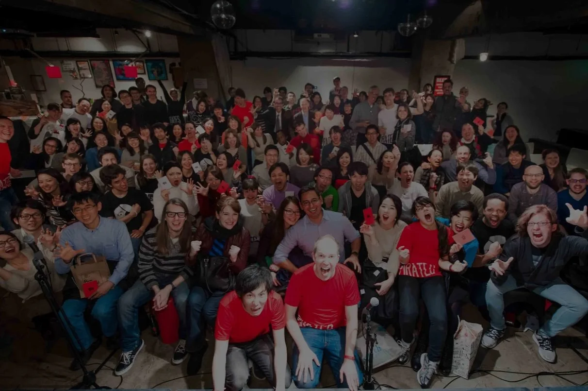 六本木で開催された結成記念アニバーサリーショー。会場を埋め尽くす大勢の観客と熱気。 | A huge crowd cheering at the Pirates of Tokyo Bay anniversary improv comedy show in Roppongi, Tokyo.