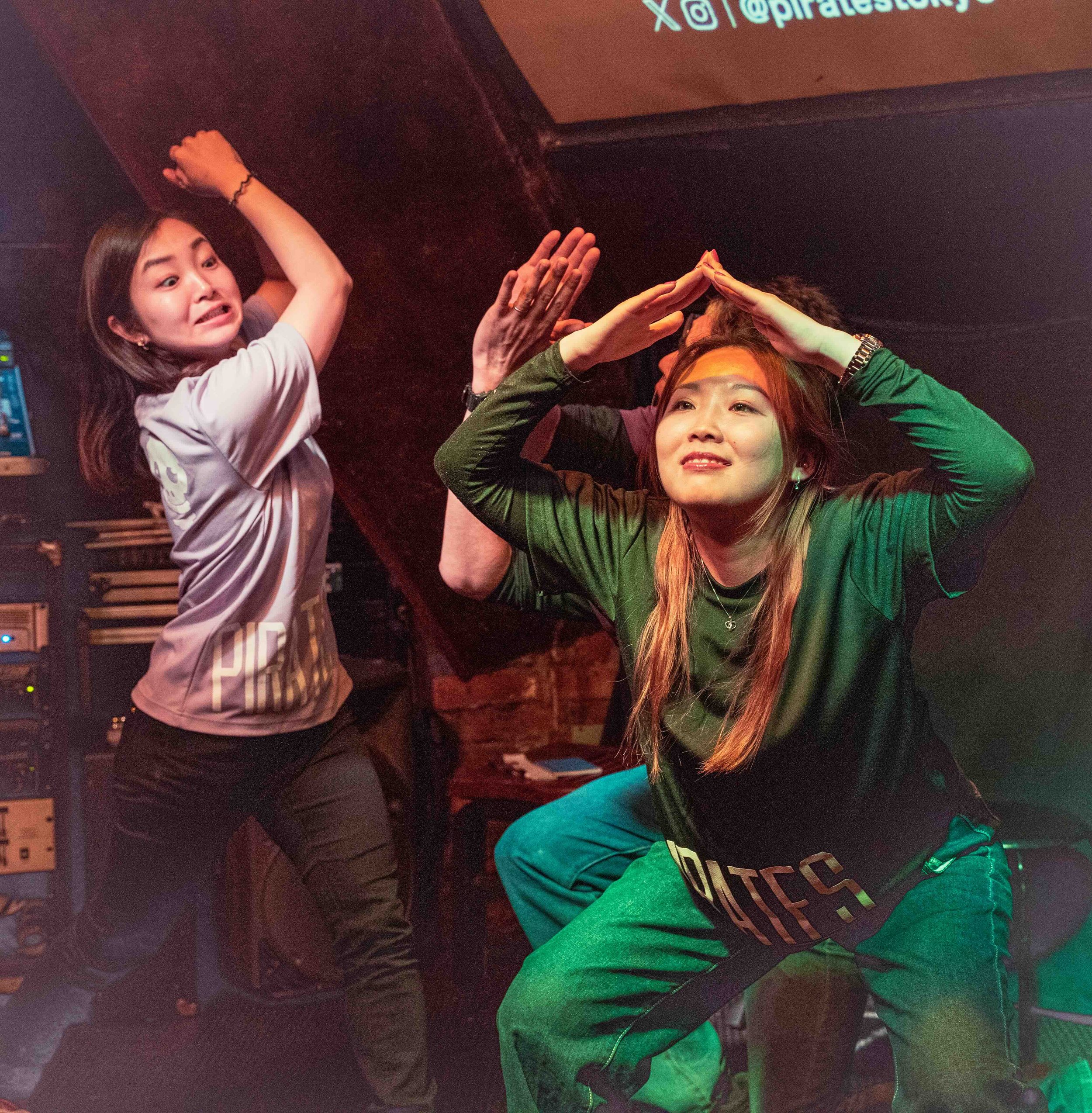 Meg Oikawa performing English and Japanese improv comedy at What the Dickens Ebisu 及川恵未 恵比寿 即興コメディ ライブ Pirates of Tokyo Bay