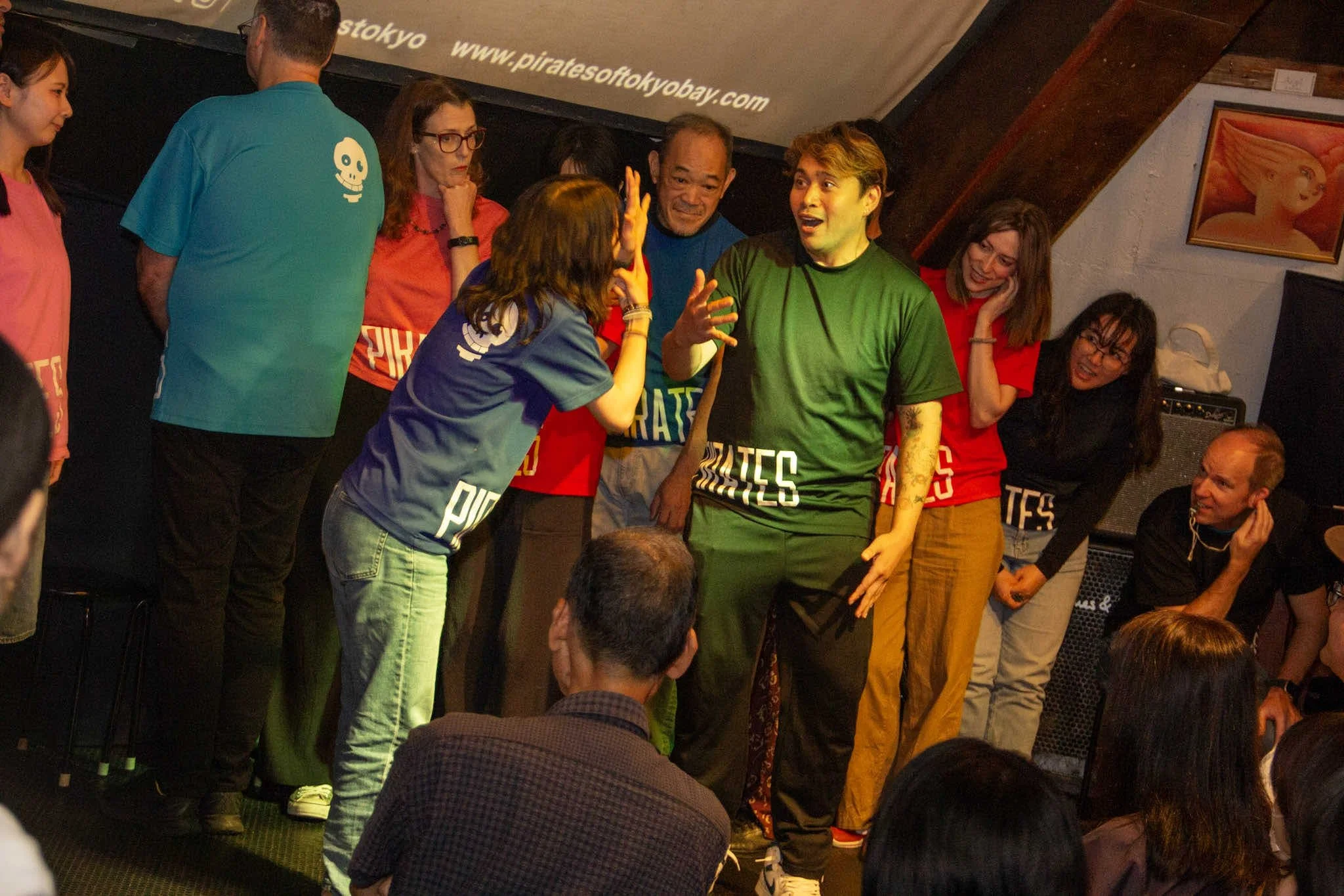 東京の即興コメディショーで完全即興の紹介ソングを歌うラルフレイズデルロザリオ Ralph Reyes Del Rosario singing the improvised Shokai Song opener Tokyo Pirates of Tokyo Bay