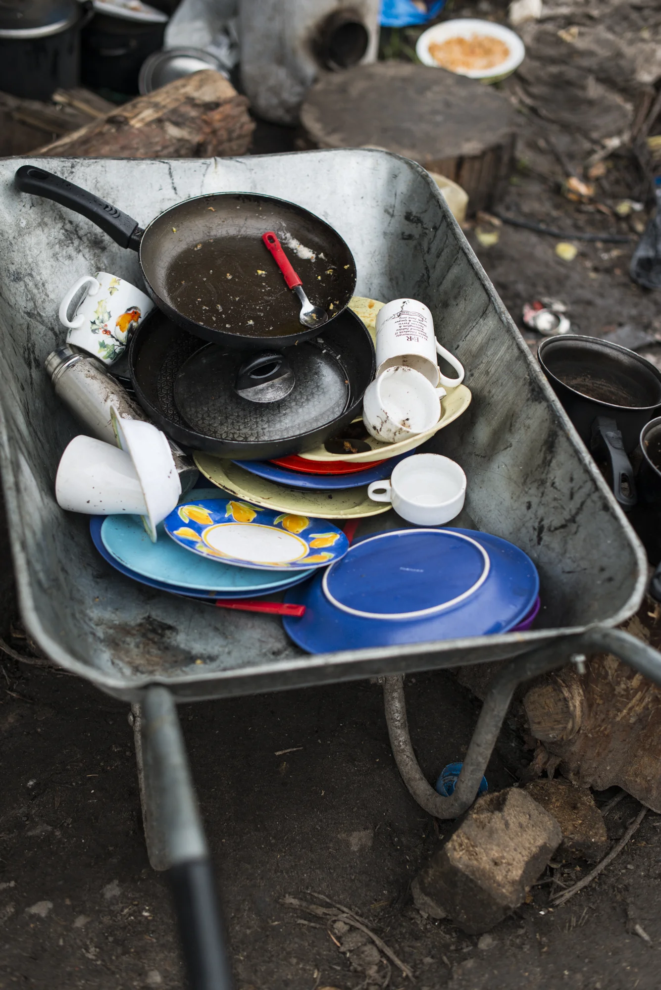 Wheelbarrow to take the dishes to be cleaned