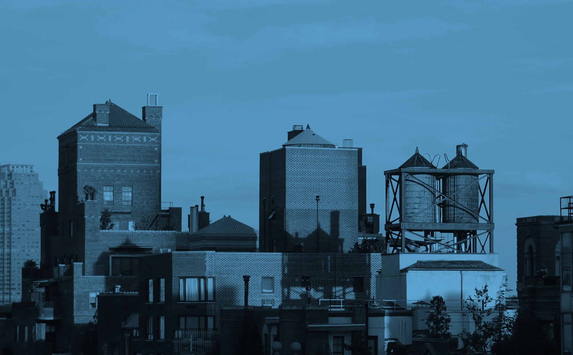 Rooftop_water_towers_on_New_York_apartment_buildings.jpg