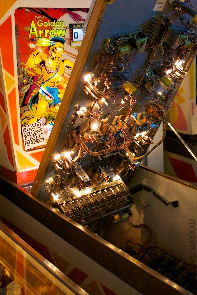 Las_Vegas_Pinball_Hall_of_Fame_Golden_Arrow_Open.jpg