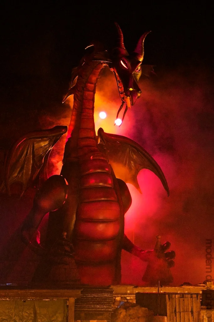 Disneyland_Attractions_Fantasmic_Dragon.jpg