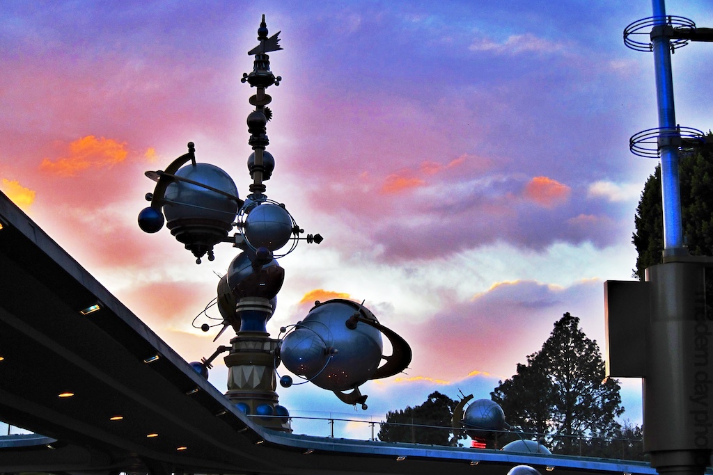 Disneyland_Attractions_Tomorrowland.jpg