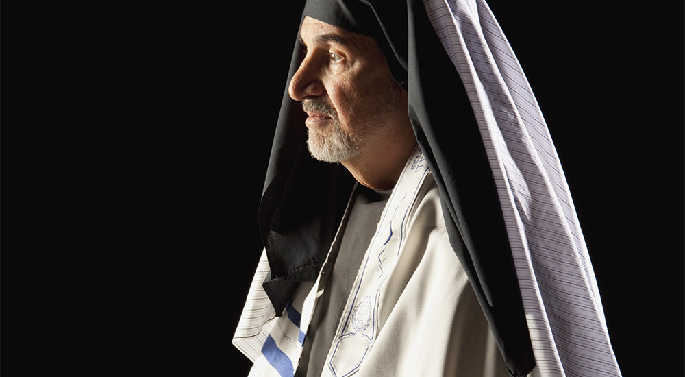 ¿Necesitan los Cristianos un Sacerdocio Terrenal para Interceder por Ellos?