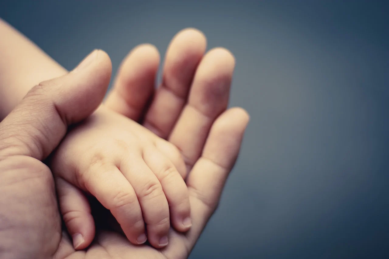 Mano de Padre y Bebé