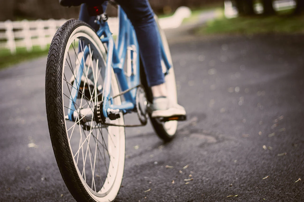 Niña Montando Bicicleta