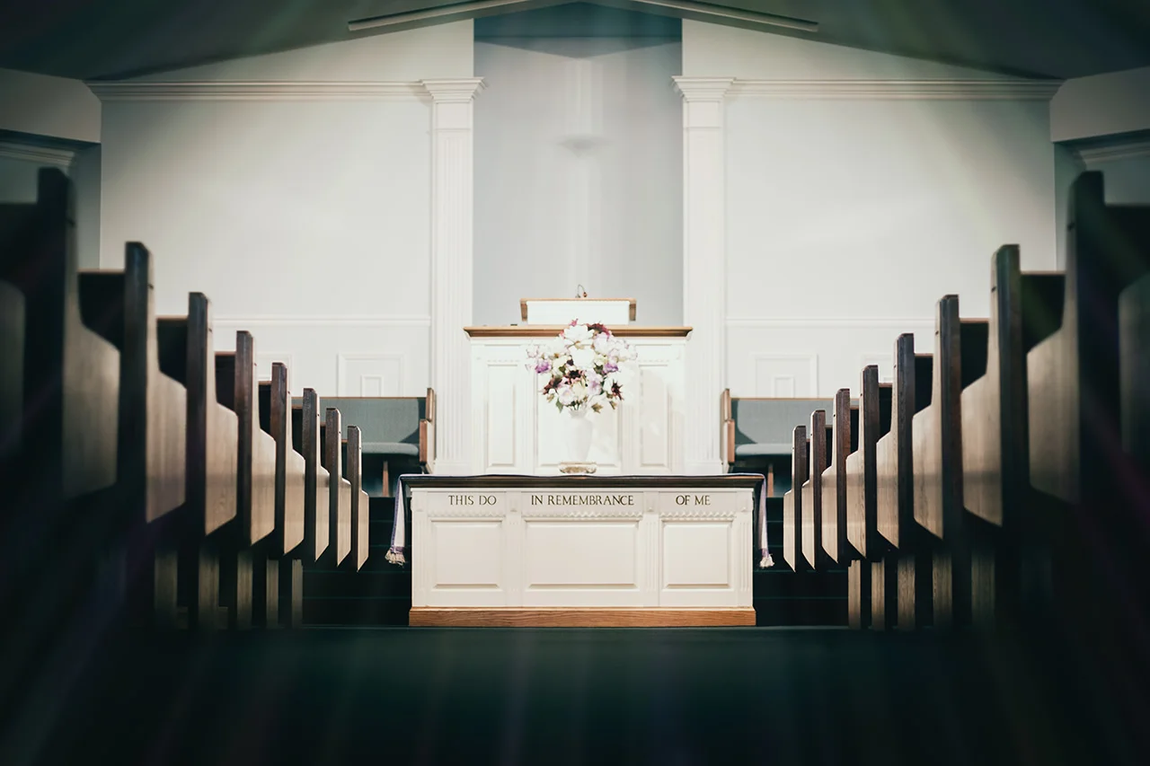 Interior de Local de Reunión Religiosa