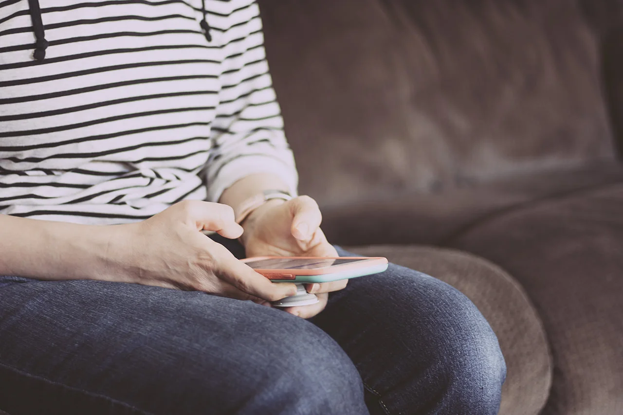 Mujer con Teléfono Inteligente