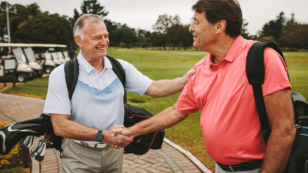Un estudiante de golf complacido