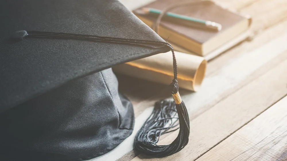 Necios con educación
