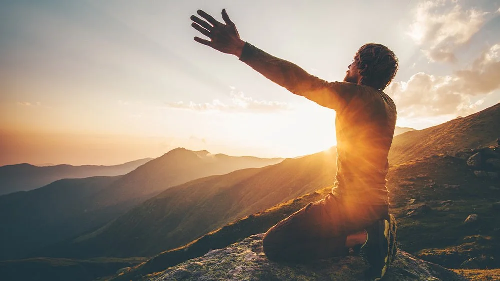1 Timoteo 2:8 y el levantamiento de manos en la oración