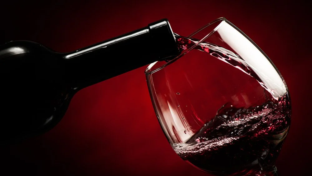 1 Timoteo 3:8 y Tito 2:3 y la expresión «mucho vino»