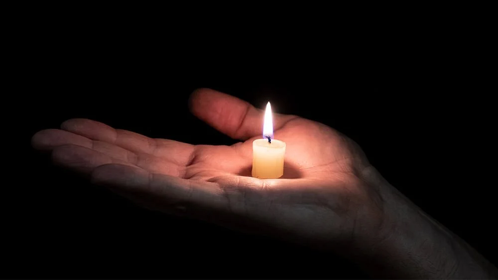 La luz resplandece más en los lugares oscuros