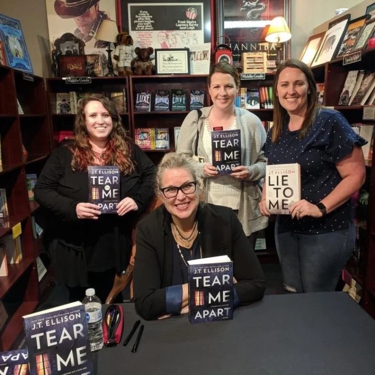 @sixminutesforme, @book.happy, @kourtneysbookshelf.jpg