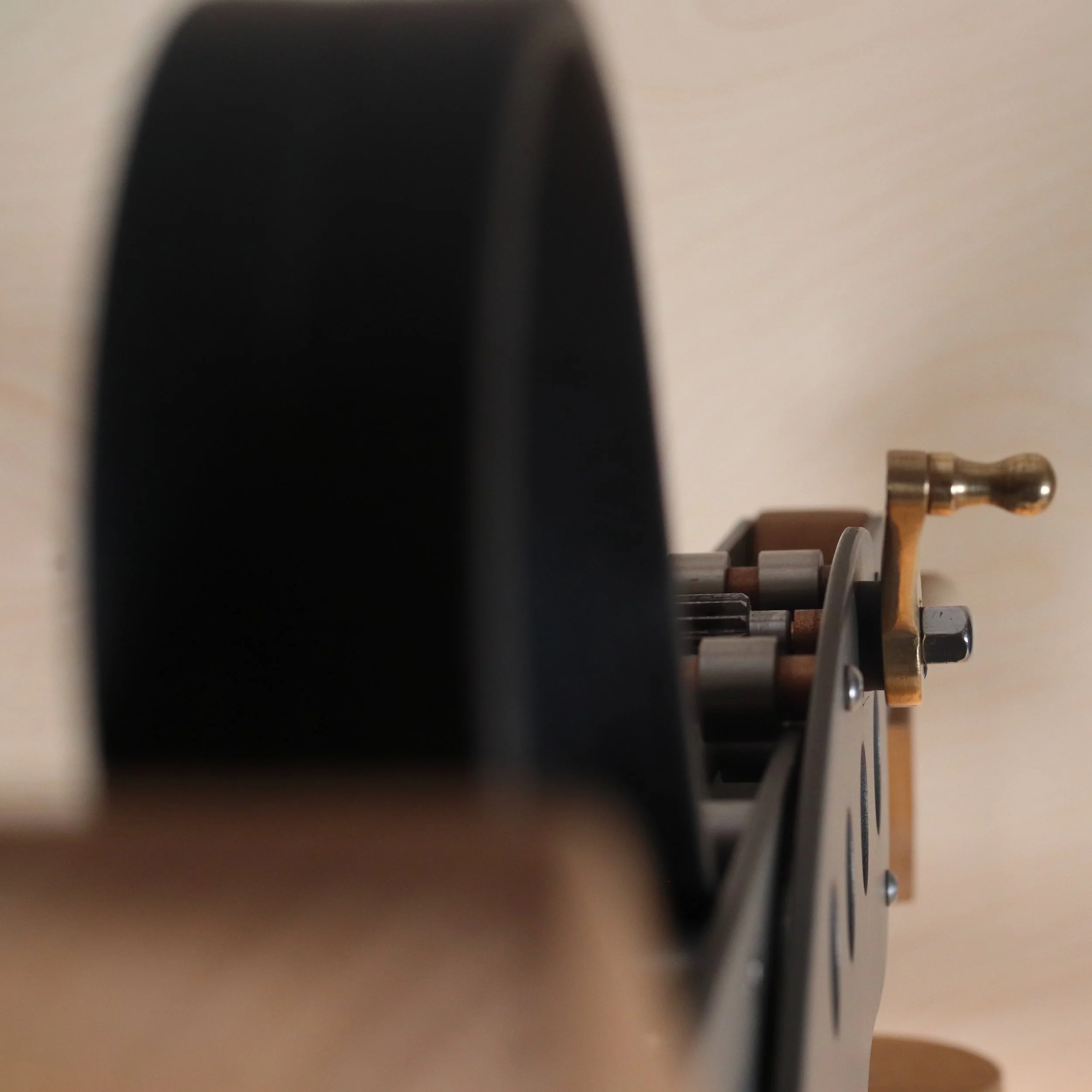 Hawk mechanical sculptural lamp