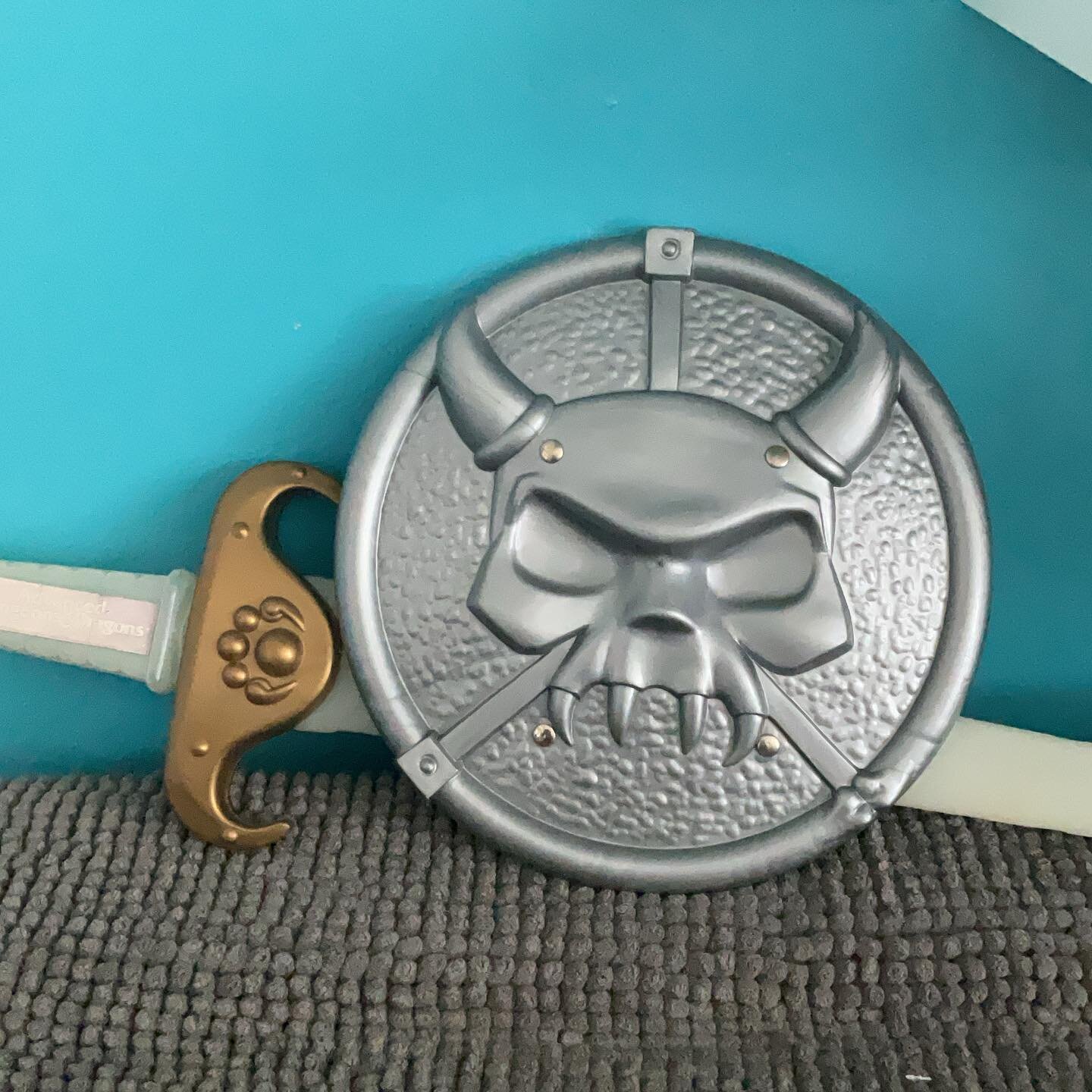 I haven&rsquo;t shared anything in a while, but this Warduke role play set is just too cool to keep to myself. I&rsquo;ve been looking for this for quite some time, now on to finding an unbroken helmet and the dagger.
#warduke #toycollector #ljntoys 