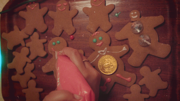 19AW_HO_Generic_Gingerbread-Smile_3840x2160.gif