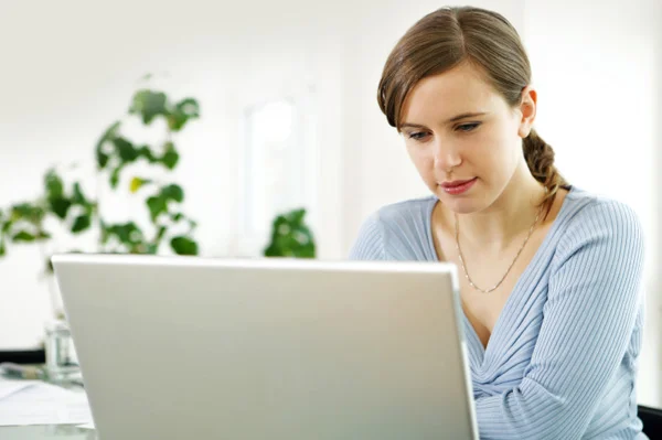 Photo.woman-on-computer.jpg
