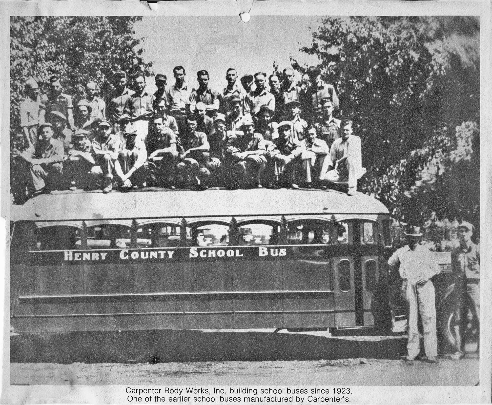  This is the first all-metal
school bus ever produced by Carpenter Body Works. It is a 1935 Dodge bus.&nbsp;All 35 Carpenter
employees are standing on top of the bus, and Ralph Carpenter and Ollie Eager
standing in the foreground. 

   





 



  ​
