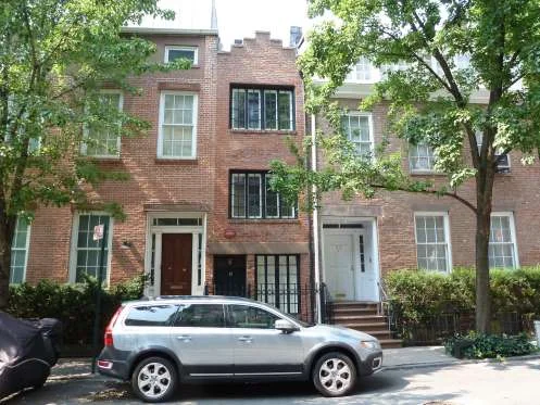 EDNA ST. VINCENT MILLAY HOUSE IN NEW YORK CITY, USA 75 1/2 Bedford Street is New York’s narrowest house. According to Curbed , Cary Grant, John Barrymore, Edna St. Vincent Millay and Margaret Mead have all called the skinny Greenwich Village townhouse home. Built in 1850, the building was listed for sale on StreetEasy for $3.5 million in 2013.