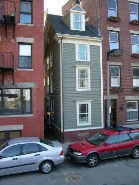 THE SKINNY HOUSE IN BOSTON, MASSACHUSETTS, USA This aptly named home at 44 Hull Street in Boston’s North End is the narrowest in the city, at only 10.4 feet at its widest point. Local legend has it that the house was built this way because of a brotherly feud — two brothers inherited the lot from their father. but one built a large home while the other was away at war, leaving him only a small patch of land.