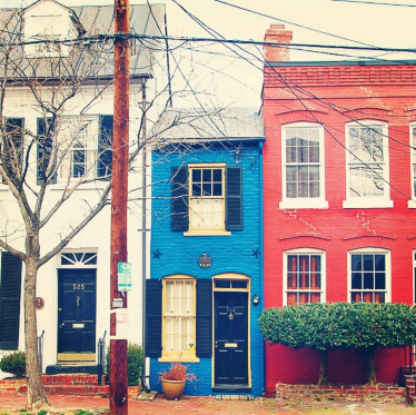 THE HOLLENSBURY SPITE HOUSE IN ALEXANDRIA, VIRGINIA, USA According to the New York Times , Alexandria’s famous skinny house is called the Spite House because John Hollensbury, who owned the adjacent homes, constructed it in 1830 to prevent horse-drawn wagons and loiterers from entering his alley. The building is 25 feet deep and is a landmark in the city’s Old Town district.