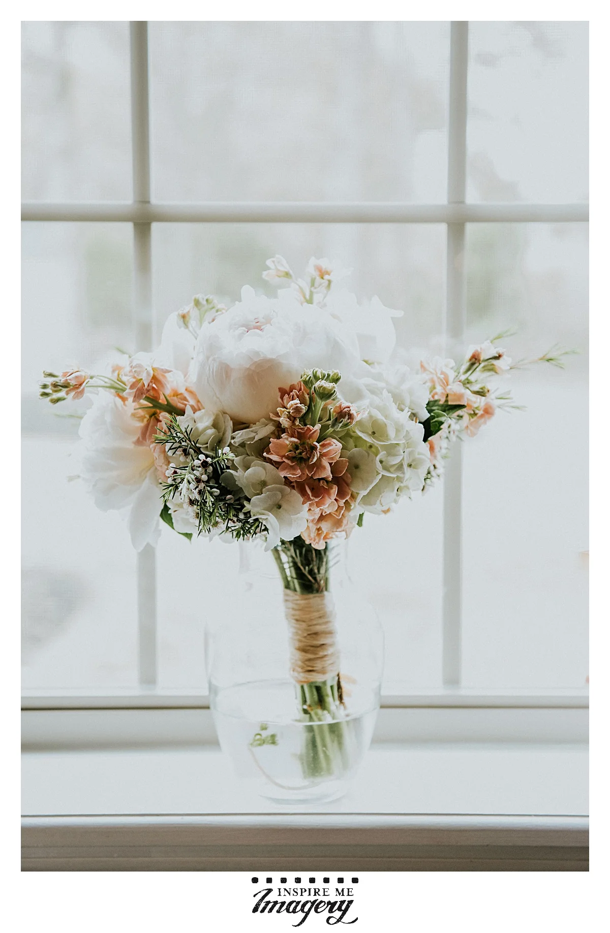 Loving the gorgeous tones in this bridal bouquet.