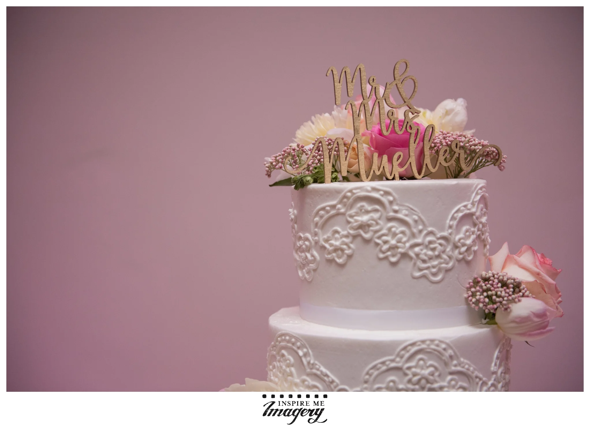 The gold cake topper complimented the pinks so beautifully.