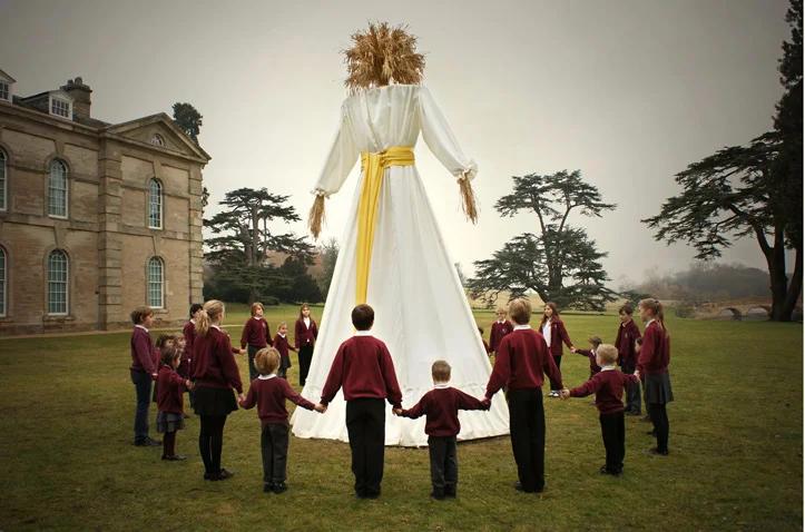 Faye Claridge, photograph of Kern Baby encircled by local schoolchildren, 2015
