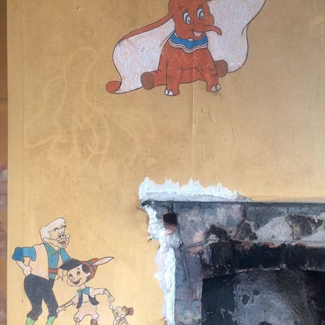 Harriet Redfearn, photograph of sample of vintage wallpaper in former flat at London Road fire station, 2017.
