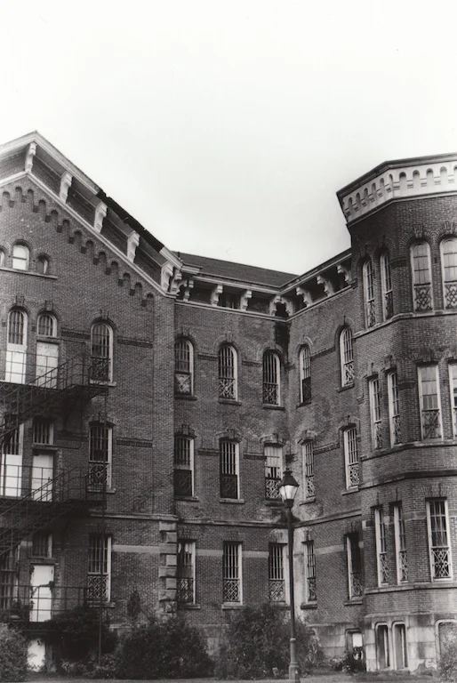 Architecture Assignment (photo 1- black and white)
2012
Silver Gelatin Print
8”x10”