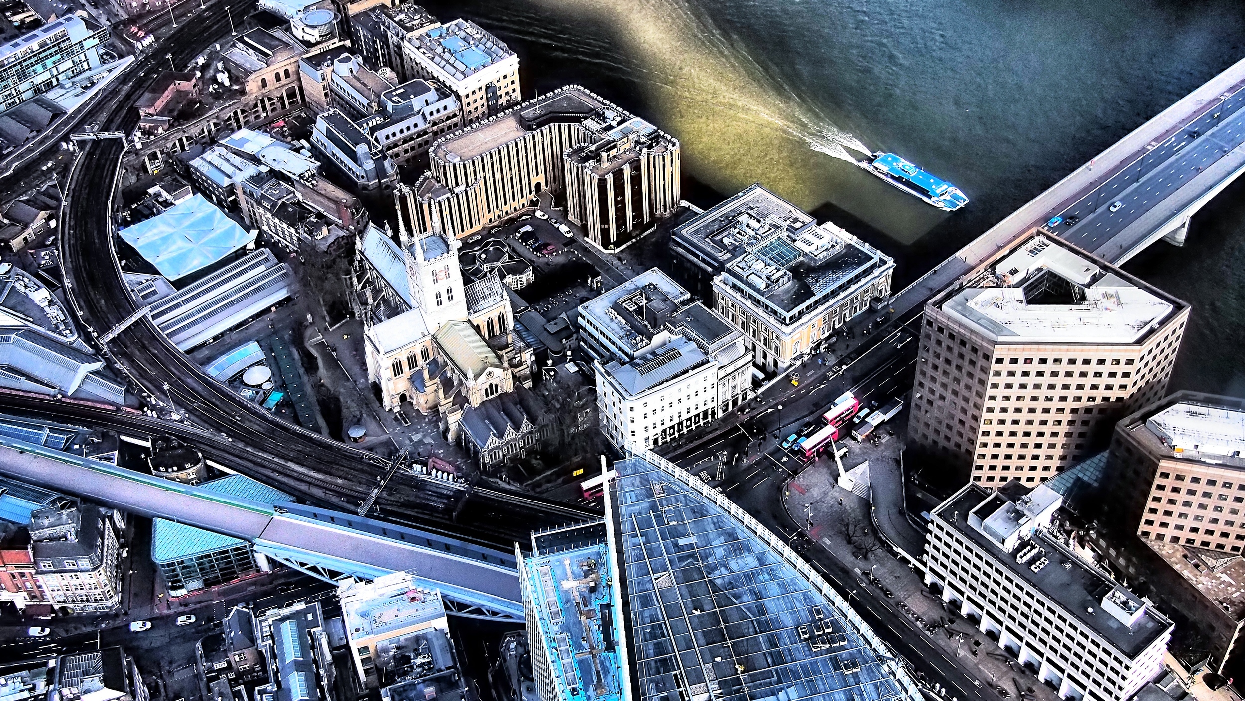    ​Southwark Cathedral/London Bridge, EP-3 Lumix 20mm f1.7   