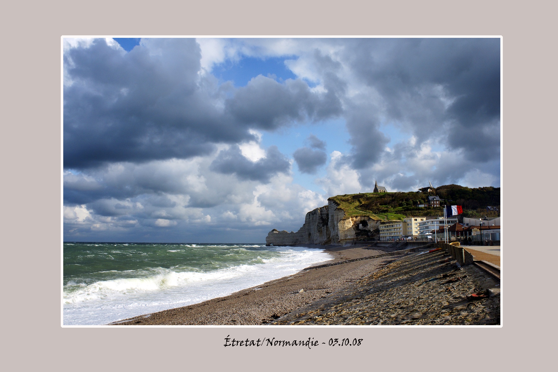 Etretatbeachtricolore_Normandie.jpg