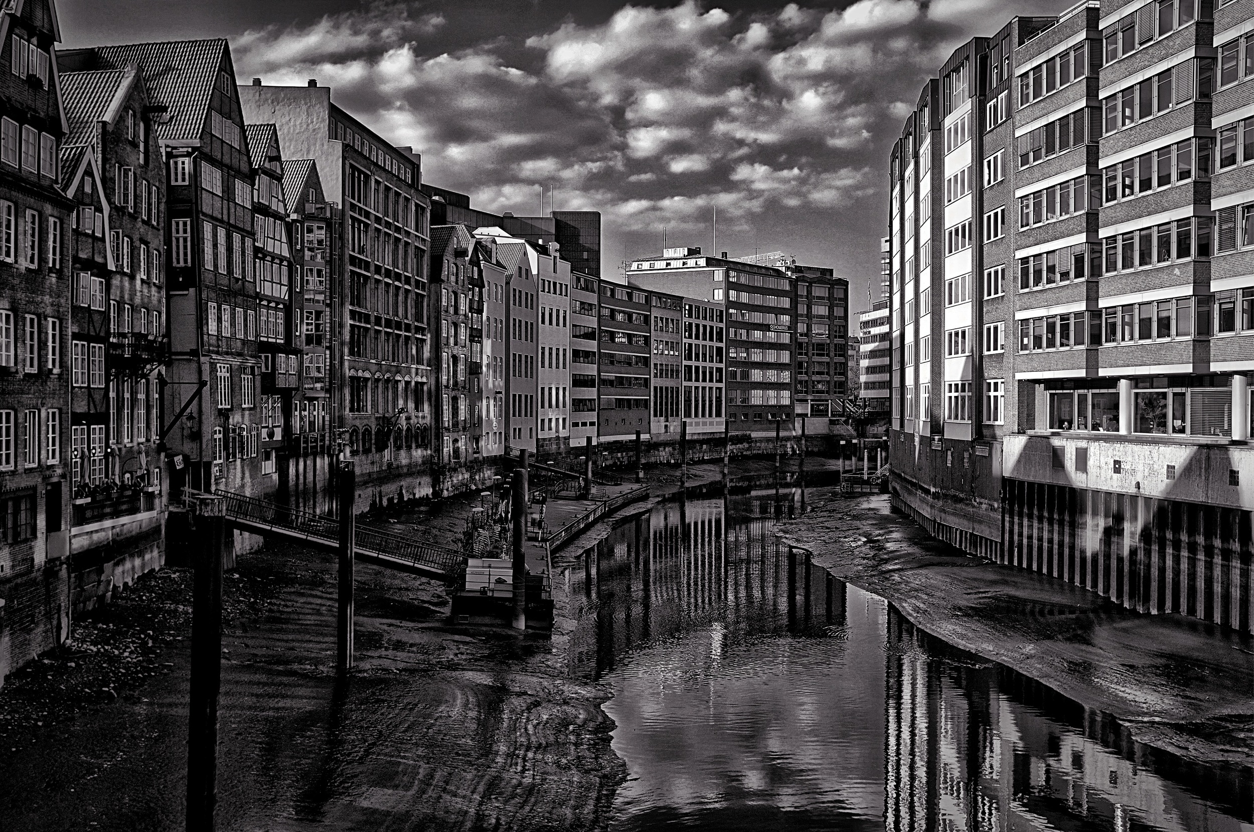    Hamburg: Nikolaifleet from Hohe Brücke   